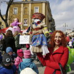 21.03.2017 Kielce. "Obudź w sobie wiosnę". Dzieci, Marzanny i pierwszy dzień wiosny. / Jarosław Kubalski / Radio Kielce