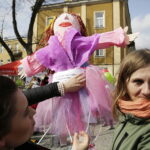 21.03.2017 Kielce. "Obudź w sobie wiosnę". Dzieci, Marzanny i pierwszy dzień wiosny. / Jarosław Kubalski / Radio Kielce