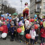 21.03.2017 Kielce. "Obudź w sobie wiosnę". Dzieci, Marzanny i pierwszy dzień wiosny. / Jarosław Kubalski / Radio Kielce