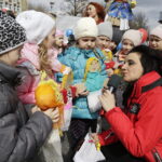 21.03.2017 Kielce. "Obudź w sobie wiosnę". Dzieci, Marzanny i pierwszy dzień wiosny. / Jarosław Kubalski / Radio Kielce