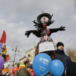 21.03.2017 Kielce. "Obudź w sobie wiosnę". Dzieci, Marzanny i pierwszy dzień wiosny. / Jarosław Kubalski / Radio Kielce