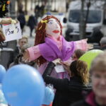 21.03.2017 Kielce. "Obudź w sobie wiosnę". Dzieci, Marzanny i pierwszy dzień wiosny. / Jarosław Kubalski / Radio Kielce