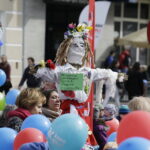 21.03.2017 Kielce. "Obudź w sobie wiosnę". Dzieci, Marzanny i pierwszy dzień wiosny. / Jarosław Kubalski / Radio Kielce