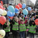 21.03.2017 Kielce. "Obudź w sobie wiosnę". Dzieci, Marzanny i pierwszy dzień wiosny. / Jarosław Kubalski / Radio Kielce