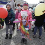 21.03.2017 Kielce. "Obudź w sobie wiosnę". Dzieci, Marzanny i pierwszy dzień wiosny. / Jarosław Kubalski / Radio Kielce