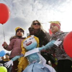 21.03.2017 Kielce. "Obudź w sobie wiosnę". Dzieci, Marzanny i pierwszy dzień wiosny. / Jarosław Kubalski / Radio Kielce