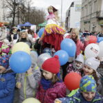 21.03.2017 Kielce. "Obudź w sobie wiosnę". Dzieci, Marzanny i pierwszy dzień wiosny. / Jarosław Kubalski / Radio Kielce