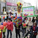 21.03.2017 Kielce. "Obudź w sobie wiosnę". Dzieci, Marzanny i pierwszy dzień wiosny. / Jarosław Kubalski / Radio Kielce