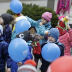 21.03.2017 Kielce. "Obudź w sobie wiosnę". Dzieci, Marzanny i pierwszy dzień wiosny. / Jarosław Kubalski / Radio Kielce