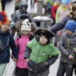 21.03.2017 Kielce. "Obudź w sobie wiosnę". Dzieci, Marzanny i pierwszy dzień wiosny. / Jarosław Kubalski / Radio Kielce