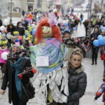 21.03.2017 Kielce. "Obudź w sobie wiosnę". Dzieci, Marzanny i pierwszy dzień wiosny. / Jarosław Kubalski / Radio Kielce