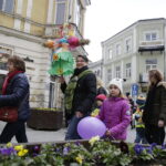 21.03.2017 Kielce. "Obudź w sobie wiosnę". Dzieci, Marzanny i pierwszy dzień wiosny. / Jarosław Kubalski / Radio Kielce