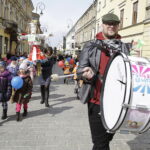 21.03.2017 Kielce. "Obudź w sobie wiosnę". Dzieci, Marzanny i pierwszy dzień wiosny. / Jarosław Kubalski / Radio Kielce