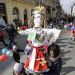 21.03.2017 Kielce. "Obudź w sobie wiosnę". Dzieci, Marzanny i pierwszy dzień wiosny. / Jarosław Kubalski / Radio Kielce