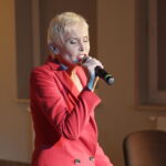 24.03.2017 Samsonów. Ewa Błaszczyk podczas swego recitalu w bibliotece publicznej. / Jarosław Kubalski / Radio Kielce