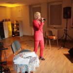 24.03.2017 Samsonów. Ewa Błaszczyk podczas swego recitalu w bibliotece publicznej. / Jarosław Kubalski / Radio Kielce