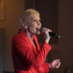 24.03.2017 Samsonów. Ewa Błaszczyk podczas swego recitalu w bibliotece publicznej. / Jarosław Kubalski / Radio Kielce