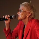 24.03.2017 Samsonów. Ewa Błaszczyk podczas swego recitalu w bibliotece publicznej. / Jarosław Kubalski / Radio Kielce