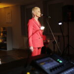 24.03.2017 Samsonów. Ewa Błaszczyk podczas swego recitalu w bibliotece publicznej. / Jarosław Kubalski / Radio Kielce