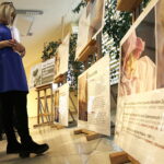 24.03.2017 Kielce. Wystawa  "Jan Paweł II w obronie życia człowieka" w Urzędzie Wojewódzkim. / Jarosław Kubalski / Radio Kielce