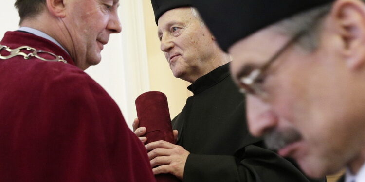 24.03.2017 Kielce. Profesor Zoltan Kovecses otrzymuje tytuł doktora honoris causa UJK. / Jarosław Kubalski / Radio Kielce