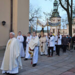 Kielce. Msza rezurekcyjna w poranek wielkanocny (16 kwietnia 2017 r.) / Bartłomiej Zapała / Radio Kielce