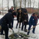 18.04.2017 Jędrzejów. Sadzenie dębu upamiętniającego prof. Stanisława Gomułkę / Ewa Pociejowska - Gawęda / Radio Kielce