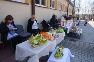 Kiermasz przed biblioteką w Bejscach (2 kwietnia 2017 r) / Kamil Włosowicz / Radio Kielce