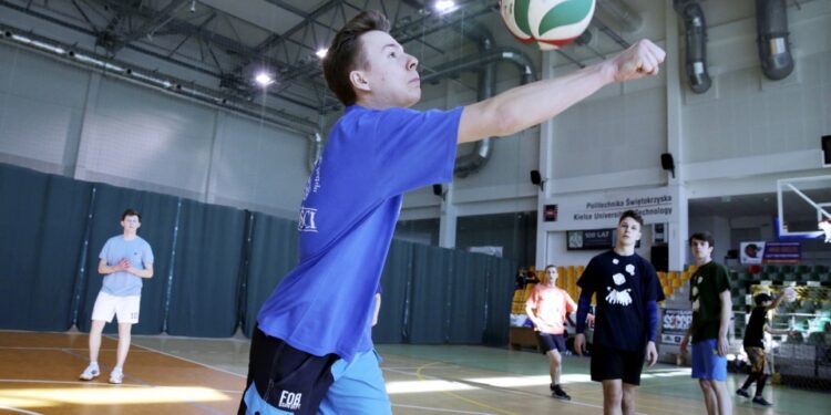 02.04.2016 Kielce. Turniej sportowy dla harcerzy "Harcmundial". / Jarosław Kubalski / Radio Kielce