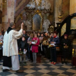 Klasztor Ojców Cystersów, Jędrzejów, święcenie pokarmów / Ewa Pociejowska-Gawęda / Radio Kielce