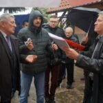 Nieprowice (gmina Złota). Program „Interwencja”. Mieszkańcy protestują przeciwko budowie chlewni na terenie dawnego PGR-u / Grzegorz Jamka / Radio Kielce