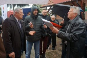 Nieprowice (gmina Złota). Program „Interwencja”. Mieszkańcy protestują przeciwko budowie chlewni na terenie dawnego PGR-u / Grzegorz Jamka / Radio Kielce