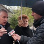 Nieprowice (gmina Złota). Program „Interwencja”. Mieszkańcy protestują przeciwko budowie chlewni na terenie dawnego PGR-u / Grzegorz Jamka / Radio Kielce