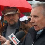 Nieprowice (gmina Złota). Program „Interwencja”. Mieszkańcy protestują przeciwko budowie chlewni na terenie dawnego PGR-u / Grzegorz Jamka / Radio Kielce