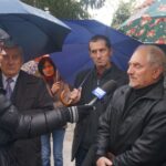 Nieprowice (gmina Złota). Program „Interwencja”. Mieszkańcy protestują przeciwko budowie chlewni na terenie dawnego PGR-u / Grzegorz Jamka / Radio Kielce