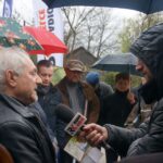 Nieprowice (gmina Złota). Program „Interwencja”. Mieszkańcy protestują przeciwko budowie chlewni na terenie dawnego PGR-u / Grzegorz Jamka / Radio Kielce