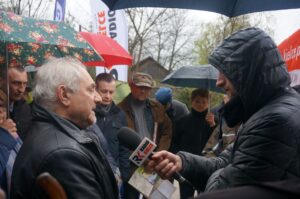 Nieprowice (gmina Złota). Program „Interwencja”. Mieszkańcy protestują przeciwko budowie chlewni na terenie dawnego PGR-u / Grzegorz Jamka / Radio Kielce