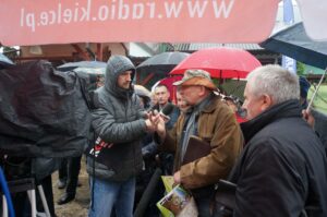 Nieprowice (gmina Złota). Program „Interwencja”. Mieszkańcy protestują przeciwko budowie chlewni na terenie dawnego PGR-u / Grzegorz Jamka / Radio Kielce