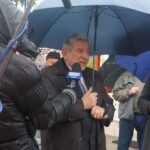 Nieprowice (gmina Złota). Program „Interwencja”. Mieszkańcy protestują przeciwko budowie chlewni na terenie dawnego PGR-u / Grzegorz Jamka / Radio Kielce