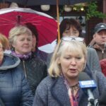 Nieprowice (gmina Złota). Program „Interwencja”. Mieszkańcy protestują przeciwko budowie chlewni na terenie dawnego PGR-u / Grzegorz Jamka / Radio Kielce