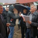 Nieprowice (gmina Złota). Program „Interwencja”. Mieszkańcy protestują przeciwko budowie chlewni na terenie dawnego PGR-u / Grzegorz Jamka / Radio Kielce