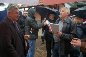 Nieprowice (gmina Złota). Program „Interwencja”. Mieszkańcy protestują przeciwko budowie chlewni na terenie dawnego PGR-u / Grzegorz Jamka / Radio Kielce