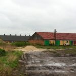 Nieprowice (gmina Złota). Program „Interwencja”. Mieszkańcy protestują przeciwko budowie chlewni na terenie dawnego PGR-u / Rafał Szymkiewicz / Radio Kielce