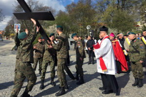 Sandomierz. Miejska Droga Krzyżowa / Grażyna Szlęzak-Wójcik / Radio Kielce