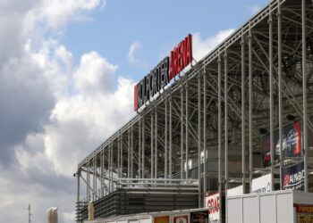 Kolporter Arena, stadion piłkarski, parking / Robert Felczak / Radio Kielce