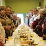 Kielce. Wielkanocne śniadanie dla bezdomnych, ubogich i samotnych / Robert Felczak / Radio Kielce