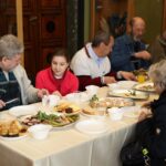 Kielce. Wielkanocne śniadanie dla bezdomnych, ubogich i samotnych / Robert Felczak / Radio Kielce