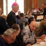 Kielce. Wielkanocne śniadanie dla bezdomnych, ubogich i samotnych / Robert Felczak / Radio Kielce