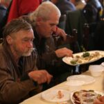 Kielce. Wielkanocne śniadanie dla bezdomnych, ubogich i samotnych / Robert Felczak / Radio Kielce