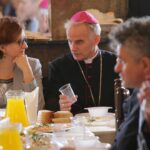 Kielce. Wielkanocne śniadanie dla bezdomnych, ubogich i samotnych / Robert Felczak / Radio Kielce